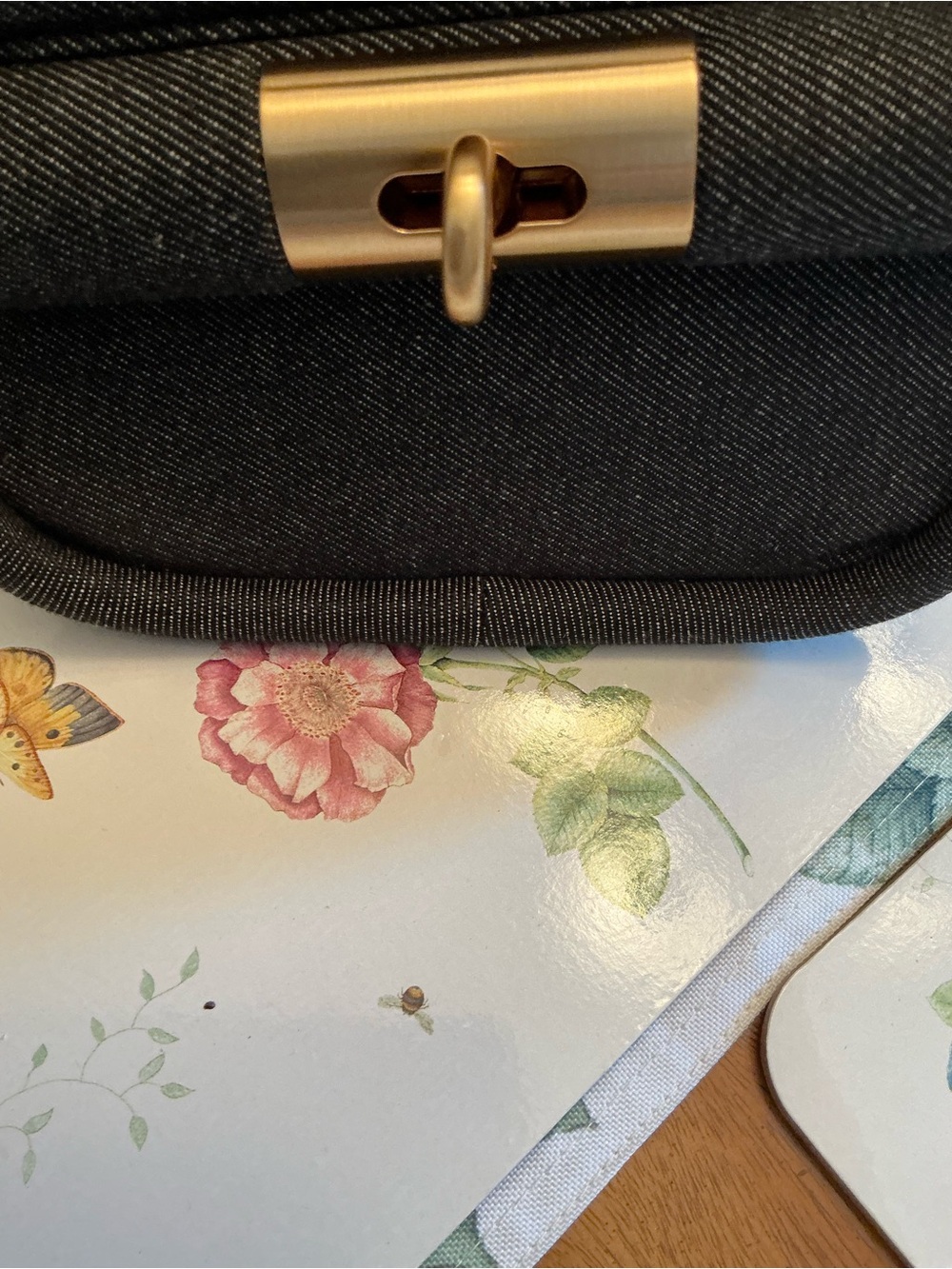 Gu_de Love Shoulder Bag in Black.